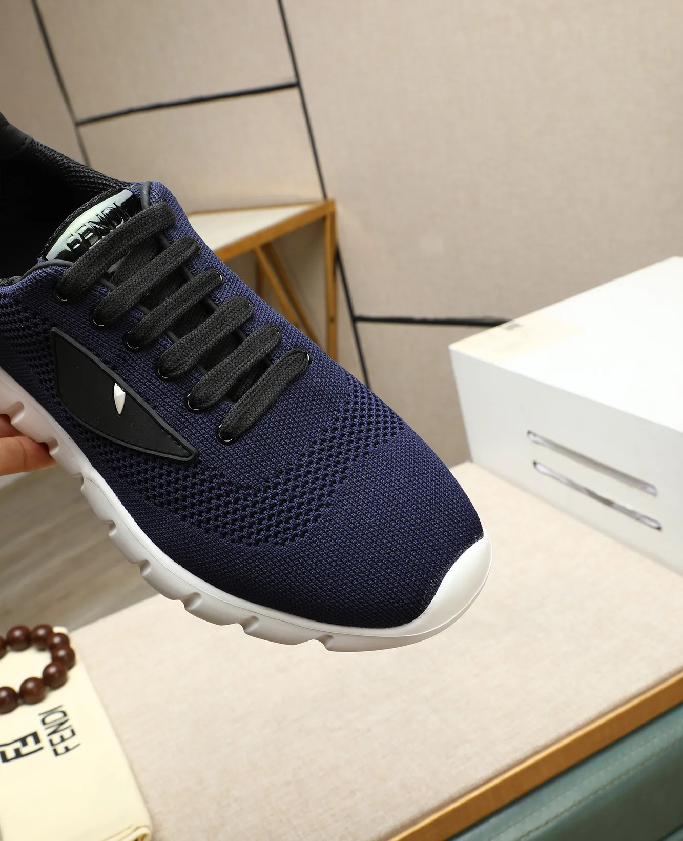 Men's Men's Shoes 💰680 Fendi Fendi's latest Tag series of men's casual mesh sports running shoes, originally purchased and developed, this Tag sports shoe is a one-leg sneaker, made of black high-tech mesh material with gray neoprene details. Oversized FENDI lettering on the side and translucent rubber details. Light and flexible rubber running shoe soles, beautifully packaged at the delivery counter, customized breathable lining, original molded foam rubber outsole, sole thickness: 3.5CM! Size: 39-44 (customized at 38.45.46)